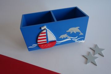 Dřevěný stojánek na tužky s lodičkou