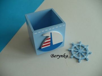 Dřevěný stojánek na tužky s lodičkou