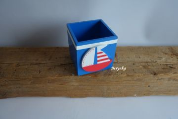 Dřevěný stojánek na tužky s lodičkou