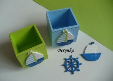 Dřevěný stojánek na tužky s lodičkou