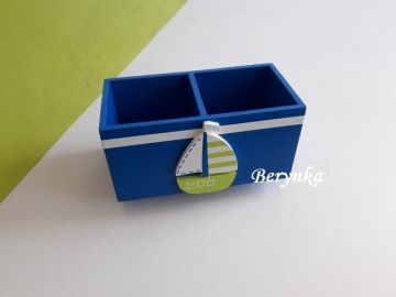 Dřevěný stojánek na tužky s lodičkou