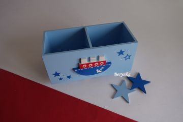 Dřevěný stojánek na tužky s lodičkou