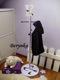 Věšák - němý sluha s písmenem pro holky