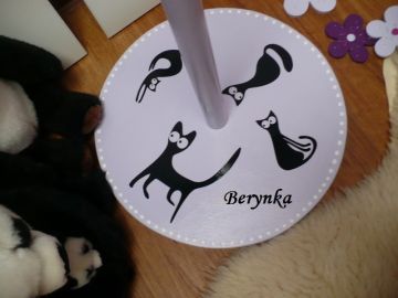 Věšák - němý sluha s písmenem pro holky