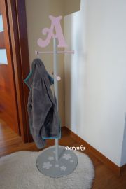 Věšák - němý sluha s písmenem pro holky