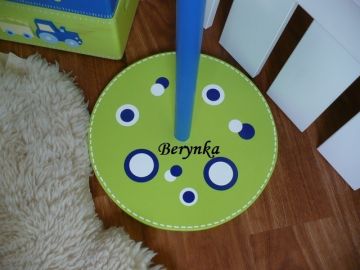 Věšák - němý sluha se zebrou