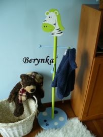 Věšák - němý sluha se zebrou