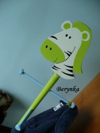 Věšák - němý sluha se zebrou