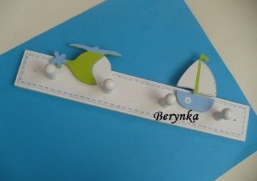 Dětský věšák s dopravními prostředky