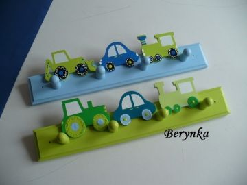 Dětský věšák s dopravními prostředky