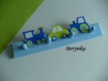 Dětský věšák s dopravními prostředky