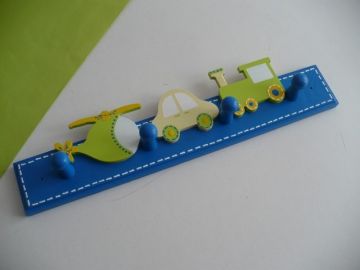 Dětský věšák s dopravními prostředky