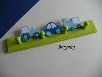 Dětský věšák s dopravními prostředky
