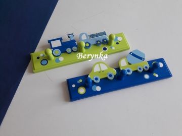 Dětský věšák s dopravními prostředky