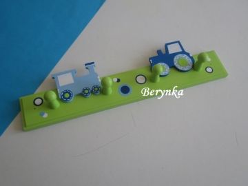 Dětský věšák s dopravními prostředky