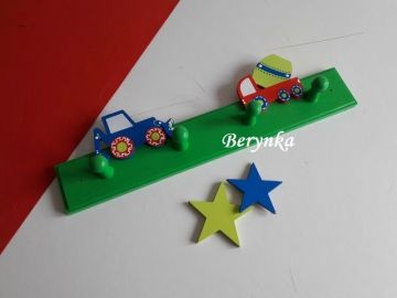 Dětský věšák s dopravními prostředky