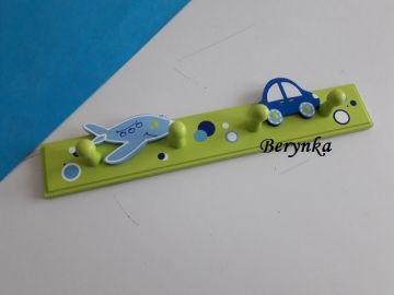 Dětský věšák s dopravními prostředky