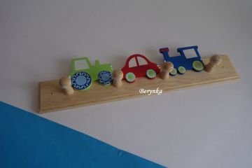 Dětský věšák s dopravními prostředky