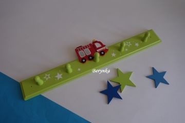 Dětský věšák s dopravními prostředky