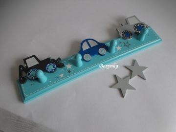 Dětský věšák s dopravními prostředky