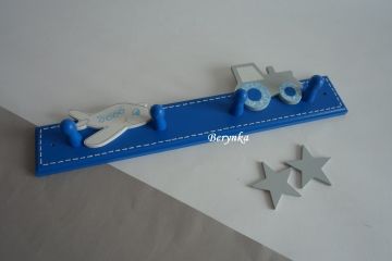 Dětský věšák s dopravními prostředky