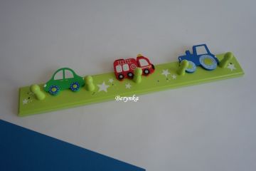 Dětský věšák s dopravními prostředky