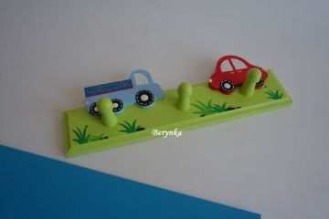 Dětský věšák s dopravními prostředky