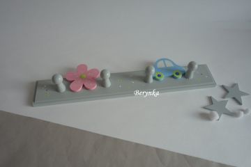 Dětský věšák s dopravními prostředky