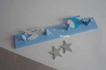 Dětský věšák s dopravními prostředky