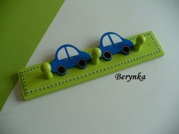 Dětský věšák s dopravními prostředky