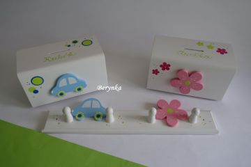 Dětský věšák s dopravními prostředky