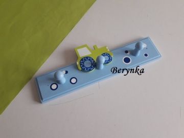 Dětský věšák s dopravními prostředky