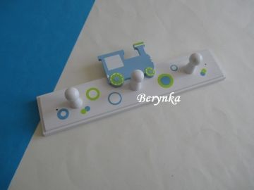 Dětský věšák s dopravními prostředky