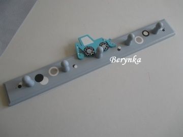 Dětský věšák s dopravními prostředky