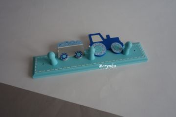 Dětský věšák s dopravními prostředky