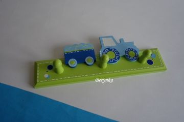 Dětský věšák s dopravními prostředky