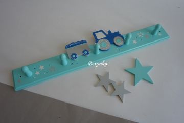 Dětský věšák s dopravními prostředky