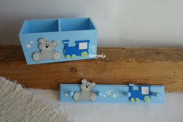 Dětský věšák s dopravními prostředky