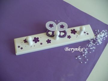 Dřevěné dekorace - bílá a fialová