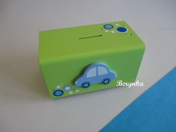Dřevěná pokladnička s autíčkem
