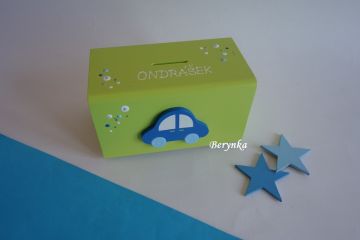 Dřevěná pokladnička s autíčkem