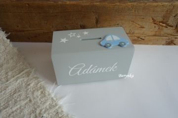 Dřevěná pokladnička s autíčkem