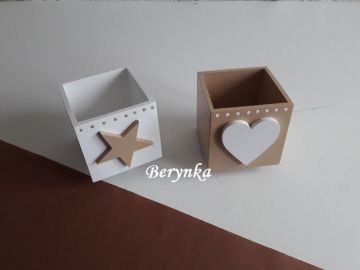 Dřevěný stojánek na tužky s hvězdičkou