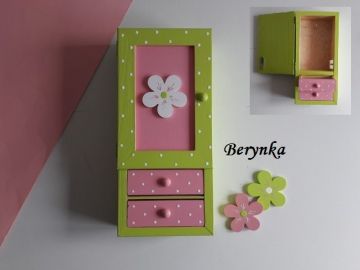 Dřevěné dekorace s kytičkou - růžová se zelenou a bílou