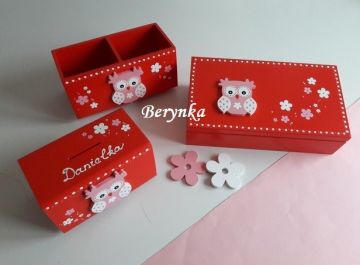 Dřevěné dekorace - červené se sovičkou