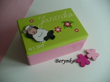 Dřevěná bedýnka s ovečkou - podle tapety