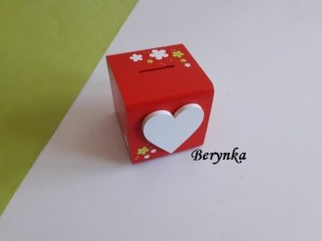 Dřevěná pokladnička se srdíčkem