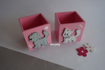 Dřevěný stojánek na tužky s pejskem