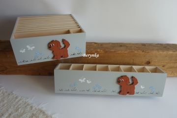 Dřevěný stojánek na tužky s pejskem