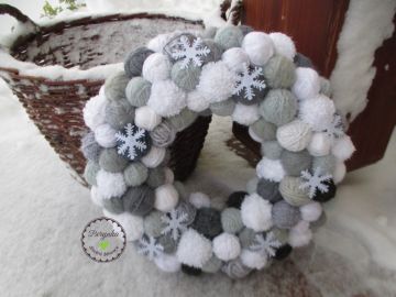 Klubíčkový věnec v šedé